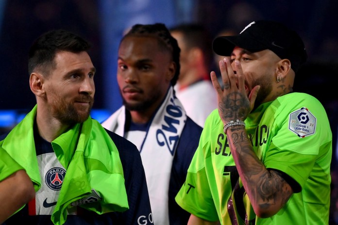 El delantero argentino del Paris Saint-Germain, Lionel Messi (izq.), y el delantero brasileño del Paris Saint-Germain, Neymar (der.), salen de la tribuna de ganadores durante la ceremonia de entrega de trofeos del campeonato de la Ligue 1 2022-2023 tras el partido de fútbol L1 entre el Paris Saint-Germain (PSG) y Clermont Foot 63 en el Estadio Parc des Princes de París el 3 de junio de 2023.