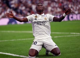 El delantero brasileño del Real Madrid, Vinicius Junior, reacciona durante el partido de fútbol de la liga española entre el Real Madrid CF y el Athletic Club de Bilbao en el estadio Santiago Bernabéu de Madrid