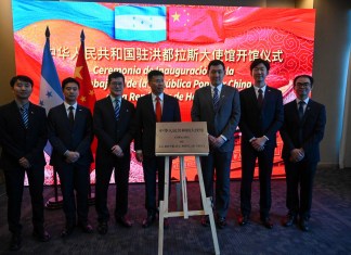 El Encargado de Negocios Interino de la Embajada de China en Honduras, Yu Bo (C), posa con otros funcionarios durante la inauguración de la embajada de China en Tegucigalpa el 5 de junio de 2023.