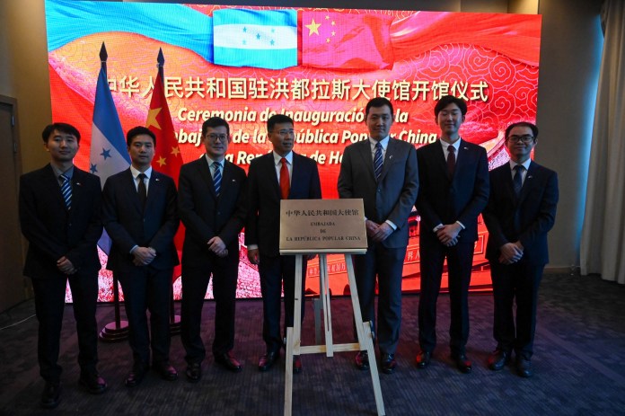 El Encargado de Negocios Interino de la Embajada de China en Honduras, Yu Bo (C), posa con otros funcionarios durante la inauguración de la embajada de China en Tegucigalpa el 5 de junio de 2023.