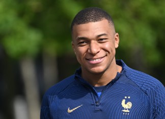 El delantero francés Kylian Mbappe observa durante una sesión de entrenamiento antes de los próximos partidos de clasificación para el torneo de fútbol de la UEFA Euro 2024, en Clairefontaine-en-Yvelines el 10 de junio de 2023. Contrato Renovación