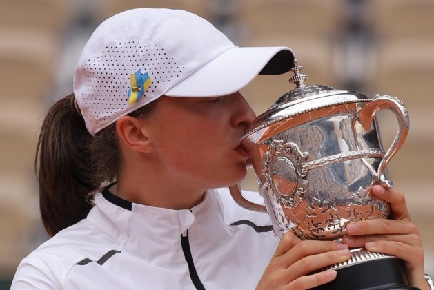Iga Swiatek de Polonia besa el trofeo Suzanne Lenglen luego de su victoria sobre Karolina Muchova de la República Checa durante el partido final de singles femeninos el día catorce del torneo de tenis Roland-Garros
