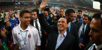El presidente del AC Milan Silvio Berlusconi (R) y la estrella del fútbol brasileño Ronaldo (L) llegan para el partido de fútbol final de la Liga de Campeones contra el Liverpool en el Estadio Olímpico de Atenas, el 23 de mayo de 2007. El ex primer ministro italiano Silvio Berlusconi murió a la edad 86.