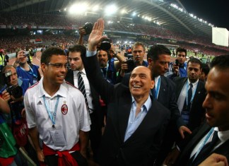 Berlusconi: exitoso dirigente del fútbol con el Milán El presidente del AC Milan Silvio Berlusconi (R) y la estrella del fútbol brasileño Ronaldo (L) llegan para el partido de fútbol final de la Liga de Campeones contra el Liverpool en el Estadio Olímpico de Atenas, el 23 de mayo de 2007. El ex primer ministro italiano Silvio Berlusconi murió a la edad 86.