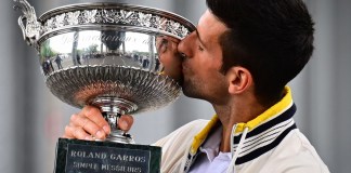 El serbio Novak Djokovic besa el Trofeo de los Mosqueteros durante una sesión de fotos después de ganar el torneo de tenis Roland-Garros French Open, en París, el 12 de junio de 2023.