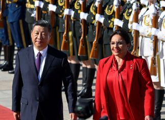 La presidenta de Honduras, Xiomara Castro (derecha), y el presidente de China, Xi Jinping (izquierda), inspeccionan a los guardias de honor chinos durante una ceremonia de bienvenida frente al Gran Salón del Pueblo en Beijing el 12 de junio de 2023.
