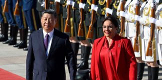 La presidenta de Honduras, Xiomara Castro (derecha), y el presidente de China, Xi Jinping (izquierda), inspeccionan a los guardias de honor chinos durante una ceremonia de bienvenida frente al Gran Salón del Pueblo en Beijing el 12 de junio de 2023.
