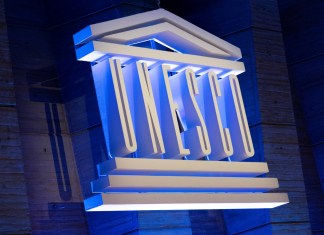Una foto muestra el logo de la UNESCO durante un discurso de su director general para anunciar la solicitud de Estados Unidos de regresar a la institución, en la sede de la UNESCO en París, el 12 de junio de 2023. Estados Unidos planea reincorporarse a la UNESCO a partir de julio de este año, poniendo fin a una larga disputa que vio a Washington terminar su membresía en 2018, anunció la agencia cultural de la ONU el 12 de junio.