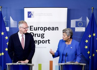 La comisaria de Asuntos Interiores de la UE, Ylva Johansson (derecha), y el director del Observatorio Europeo de las Drogas y las Toxicomanías (EMCDDA), Alexis Goosdeel (izquierda), dan una conferencia de prensa sobre el Informe Europeo sobre Drogas 2023 en la sede de la UE en Bruselas el 16 de junio de 2023