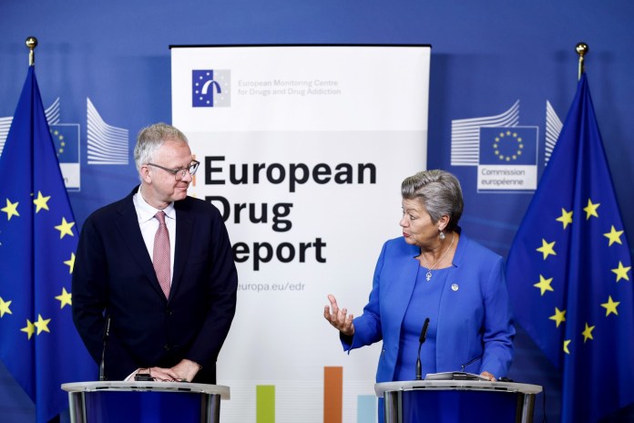 La comisaria de Asuntos Interiores de la UE, Ylva Johansson (derecha), y el director del Observatorio Europeo de las Drogas y las Toxicomanías (EMCDDA), Alexis Goosdeel (izquierda), dan una conferencia de prensa sobre el Informe Europeo sobre Drogas 2023 en la sede de la UE en Bruselas el 16 de junio de 2023