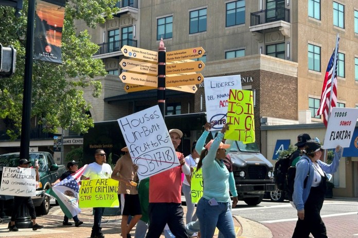 Manifestantes protestan contra una nueva ley de Florida que sanciona a los empleadores que dan trabajo a inmigrantes que ingresaron al país sin autorización, en Tallahassee, Florida.