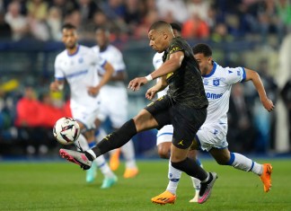 Mbappé comunica al PSG que no ejecutará cláusula de renovación de contrato El jugador del PSG Kylian Mbappe juega durante un partido de la League One francesa entre el Auxerre y el Paris Saint Germain,en el estadio de Abbe Deschamps en Auxerre, en el centro de Francia