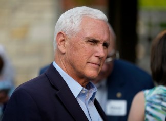 El exvicepresidente Mike Pence habla con residentes durante un evento.