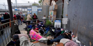 Solicitantes de asilo acampan cerca de la entrada peatonal del puerto de entrada de San Isidro, que une Tijuana, México con San Diego, el jueves 1 de junio de 2023, en Tijuana, México.