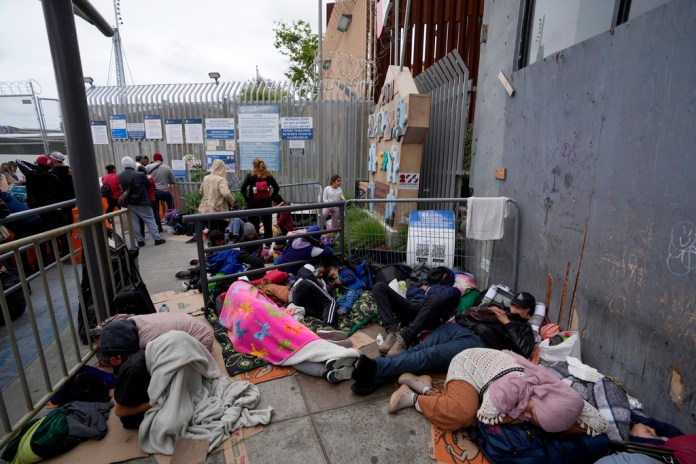 Solicitantes de asilo acampan cerca de la entrada peatonal del puerto de entrada de San Isidro, que une Tijuana, México con San Diego, el jueves 1 de junio de 2023, en Tijuana, México.