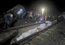 Numerosos cadáveres cubiertos permanecen a un lado de las vías, el sábado 3 de junio de 2023, cerca de donde se descarrilaron dos trenes de pasajeros en el distrito de Balasore, estado de Odisha, en el este de India.