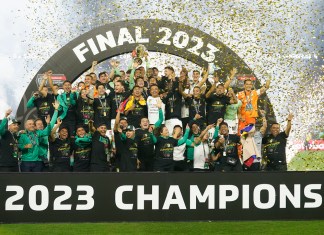 León celebra tras conseguir el título de la Liga de Campeones de la CONCACAF al vencer en el duelo de vuelta al LAFC