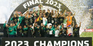 León celebra tras conseguir el título de la Liga de Campeones de la CONCACAF al vencer en el duelo de vuelta al LAFC