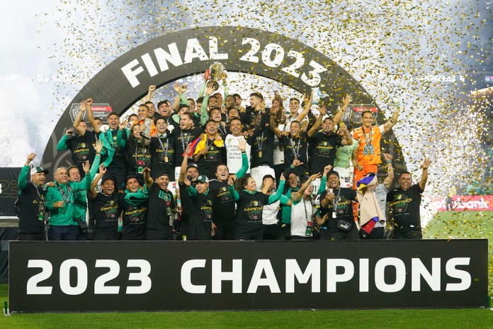 León celebra tras conseguir el título de la Liga de Campeones de la CONCACAF al vencer en el duelo de vuelta al LAFC