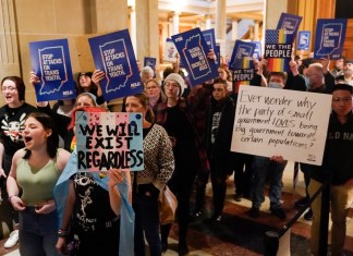 Manifestantes protestan frente al Senado en el legislativo de Indiana, 22 de febrero de 2023, en Indianapolis. La Campaña por los Derechos Humanos declaró un estado de emergencia para la gente LGBTQ+ en Estados Unidos,