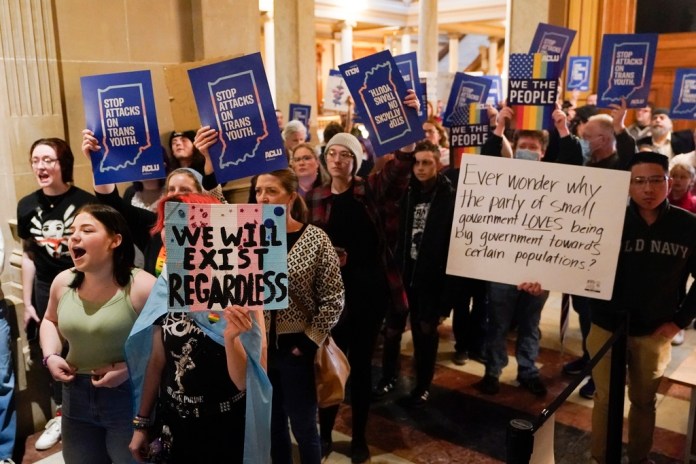 Manifestantes protestan frente al Senado en el legislativo de Indiana, 22 de febrero de 2023, en Indianapolis. La Campaña por los Derechos Humanos declaró un estado de emergencia para la gente LGBTQ+ en Estados Unidos,