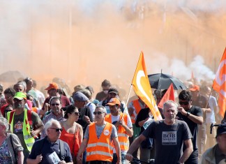 La protesta en Bayona, en el sudoeste de Francia, el 6 de junio de 2023. Foto: AP / La Hora.