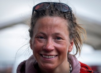 La montañista noruega Kristin Harila, de 37 años, arriba luego de llegar a la cumbre del Annapurna, a Katmandú, Nepal, lograr su objetivo en la mitad del tiempo que había previsto inicialmente.