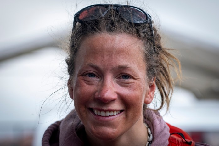 La montañista noruega Kristin Harila, de 37 años, arriba luego de llegar a la cumbre del Annapurna, a Katmandú, Nepal, lograr su objetivo en la mitad del tiempo que había previsto inicialmente.