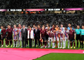 Andres Iniesta del Vissel Kobe posa con jugadores e invitados antes del encuentro amistoso entre el Barcelona y el Vissel Kobe en el Estadio Nacional de Tokio