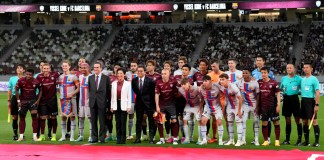 Andres Iniesta del Vissel Kobe posa con jugadores e invitados antes del encuentro amistoso entre el Barcelona y el Vissel Kobe en el Estadio Nacional de Tokio