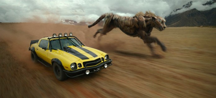 En esta imagen proporcionada por Paramount Pictures Bumblebee, izquierda, y Cheetor en una escena de "Transformers: Rise of the Beasts". 