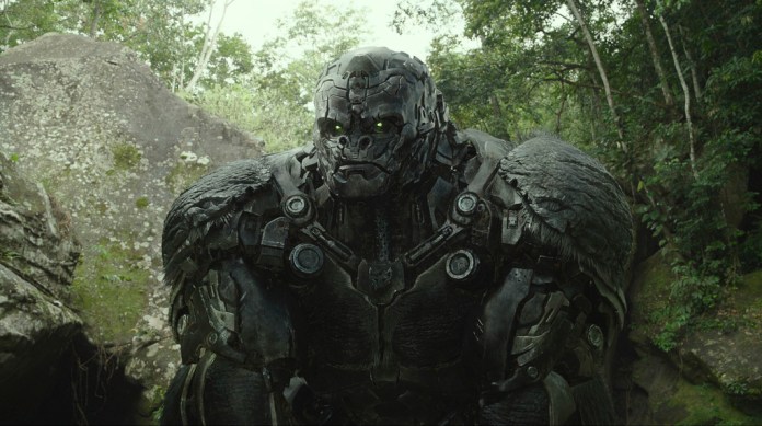 En esta imagen proporcionada por Paramount Pictures, Optimus Primal en una escena de "Transformers: Rise of the Beasts". 