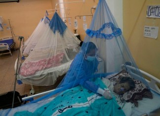 Una enfermera atiende a un paciente con dengue en el hospital Jorge Reátegui en Piura,