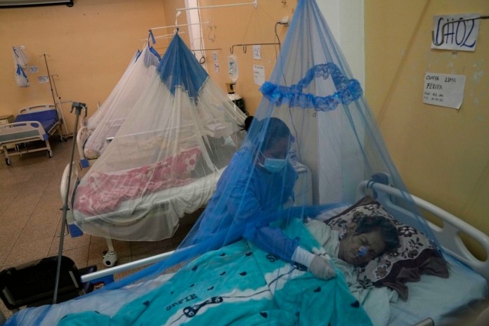 Una enfermera atiende a un paciente con dengue en el hospital Jorge Reátegui en Piura,