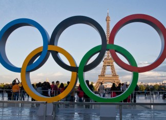 Foto del 14 de septiembre del 2017 los aros olímpicos en la plaza Trocadero viendo a la Torre Eiffel en París