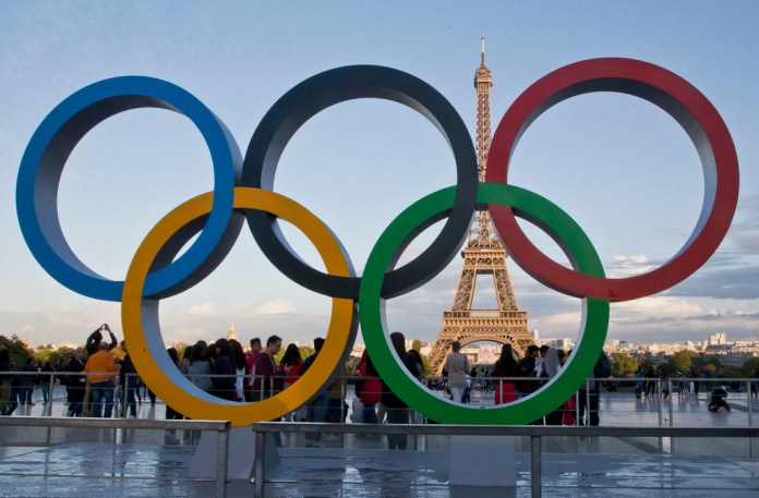 Foto del 14 de septiembre del 2017 los aros olímpicos en la plaza Trocadero viendo a la Torre Eiffel en París