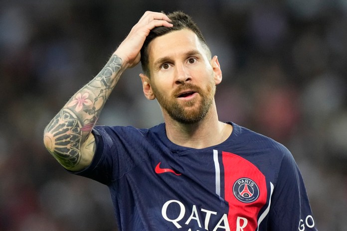 En foto del sábado 3 de junio del 2023, Lionel Messi del Paris Saint-Germain reacciona durante el encuentro de la liga francesa ante el Clermont.