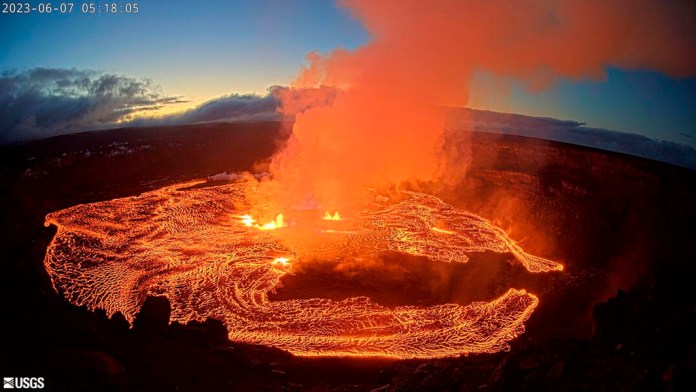 El volcán Kilauea en Hawai el 7 de junio de 2023. Foto de cámara web suministrada por el Servicio Geológico de Estados Unidos