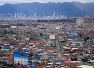 Los teleféricos utilizados como transporte público al barrio de Ciudad Bolívar se mueven sobre las casas en Bogotá, Colombia