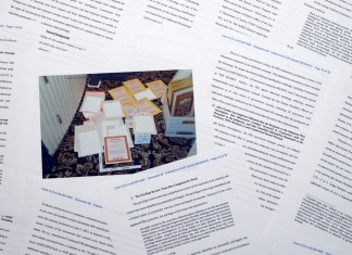 En esta imagen del 31 de agosto de 2022, se ven páginas de un expediente judicial que presentó el Departamento de Justicia el 30 de agosto de 2022, en respuesta a una solicitud del equipo legal del expresidente Donald Trump para que un árbitro especial revisara los documentos incautados durante el allanamiento