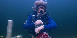 En esta fotografía facilitada por la Oficina de Prensa de los Cayos de Florida, el explorador submarino e investigador médico, doctor Joseph Dituri, señala hacia su reloj.