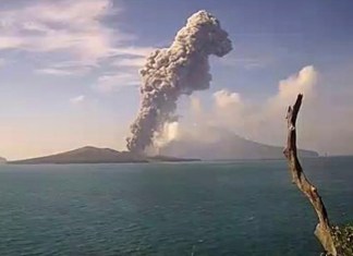 En esta imagen de un video distribuida por el Centro de Vulcanología y Mitigación de Desastres Geológicos (PVMBG), el volcán Anak Krakatau lanza material volcánico