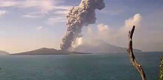 En esta imagen de un video distribuida por el Centro de Vulcanología y Mitigación de Desastres Geológicos (PVMBG), el volcán Anak Krakatau lanza material volcánico