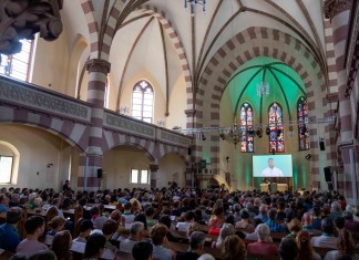 Un servicio religioso generado casi en su totalidad por inteligencia artificial, en na iglesia en Nuremberg, Alemania.