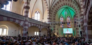 Un servicio religioso generado casi en su totalidad por inteligencia artificial, en na iglesia en Nuremberg, Alemania.
