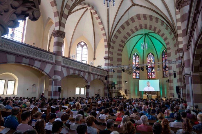 Un servicio religioso generado casi en su totalidad por inteligencia artificial, en na iglesia en Nuremberg, Alemania.