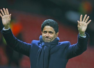El dueño el Paris Saint Germain Nasser bin Ghanim Al-Khelaifi saluda a los hinchas de su equipo después del partido de octavos de final de la Liga de Campeones ante el Manchester United