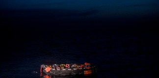 Migrantes en un bote salvavidas en la costa de Túnez la madrugada del miércoles, 25 de mayo de 2022