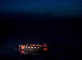Líderes europeos ofrecen apoyo a Túnez en intento por frenar migración Migrantes en un bote salvavidas en la costa de Túnez la madrugada del miércoles, 25 de mayo de 2022