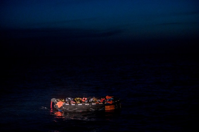 Migrantes en un bote salvavidas en la costa de Túnez la madrugada del miércoles, 25 de mayo de 2022